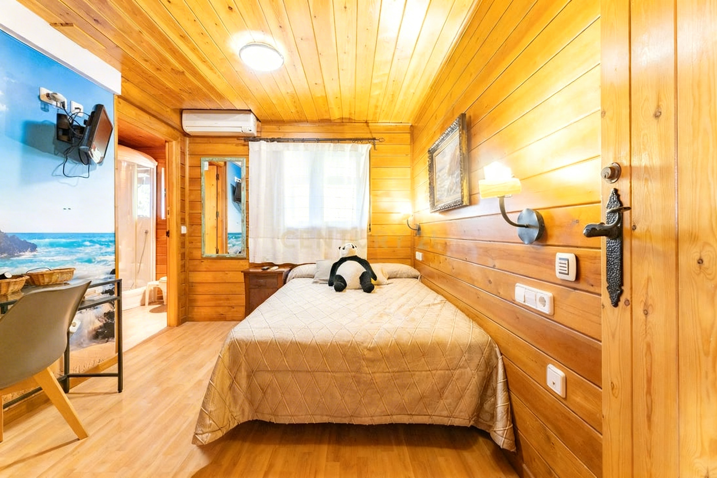 Llevant detail view 2